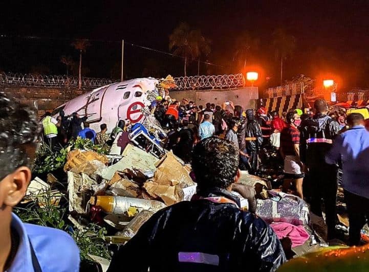 air india plane crash in kozhikode kerala 19 dead including pilot rescue operation over Kerala Plane Crash | केरळ विमान अपघाताचं रेस्क्यू ऑपरेशन पूर्ण, 18 मृत, 170 बचावले, प्रत्यक्षदर्शी म्हणतात...