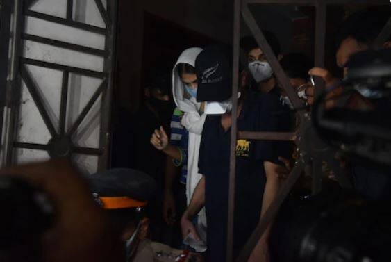 सुशांत राजपूतचे वडिल के. के. सिंह यांनी अभिनेत्री रिया चक्रवर्ती आणि तिच्या नातेवाईकांविरोधात पाटणा पोलीस ठाण्यात 25 जुलै रोजी तक्रार दाखल केली होती. त्यांनी रियावर फसवणूक केल्याचा आणि सुशांतला आत्महत्येसाठी प्रवृत्त केल्याचा आरोप लावला आहे. (Photo Credit: Manav Manglani)