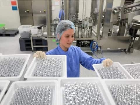 Pfizer Corona Vaccine Approved : ब्रिटनमध्ये Pfizer-BioNTech लसीच्या वापराला मंजुरी, परवानगी देणारा जगातील पहिलाच देश Pfizer Corona Vaccine Approved : ब्रिटनमध्ये Pfizer-BioNTech लसीच्या वापराला मंजुरी, परवानगी देणारा जगातील पहिलाच देश