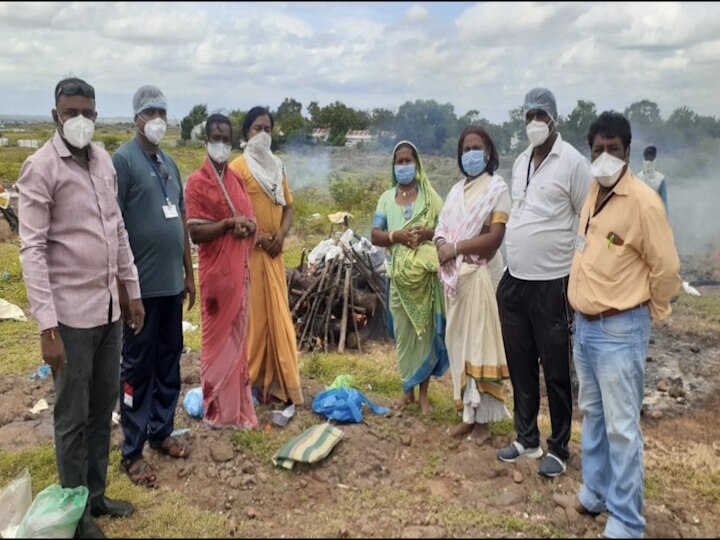 Funeral on dead corona positive by third gender in Dhule धुळ्यात तृतीयपंथियांकडून मृत कोरोनाबाधितावर अंत्यसंस्कार