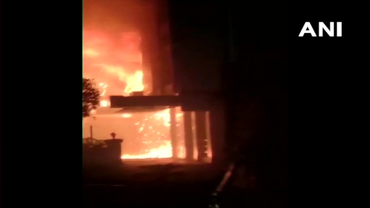 Fire breaks out at a hotel in Vijayawada covid center Seven people have lost their lives आंध्र प्रदेश: कोविड सेंटर असलेल्या  विजयवाडा येथील हॉटेलला भीषण आग; 7 जणांचा मृत्यू