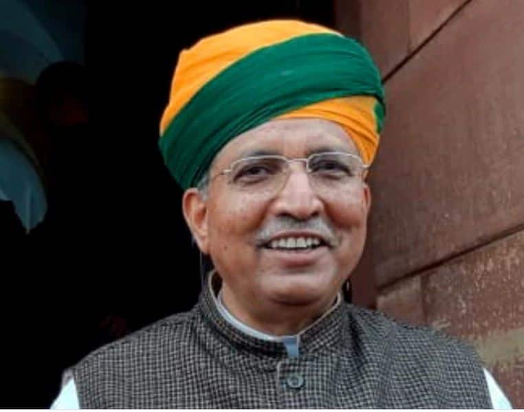 Arjun Ram Meghwal Union Minister Who Claimed Bhabhiji ka Papad Helps Fight COVID-19 Tests Positive 'पापड खा अन् कोरोनाला लढा द्या' म्हणणारे केंद्रीय मंत्री मेघवाल कोरोना पॉझिटिव्ह