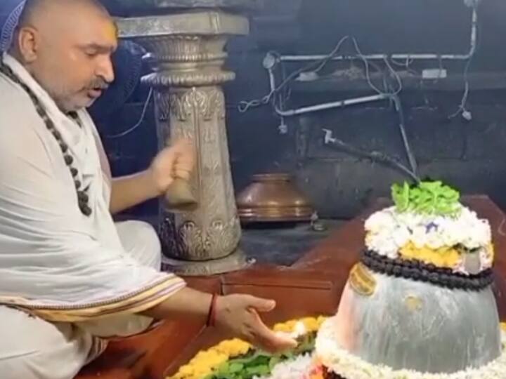 कोरोनामुळे यावर्षी भाविकांना मंदिरात जाऊन मात्र दर्शन घेता येत नसल्याने भाविक कळसाचे दर्शन घेऊन माघारी परतत आहेत.