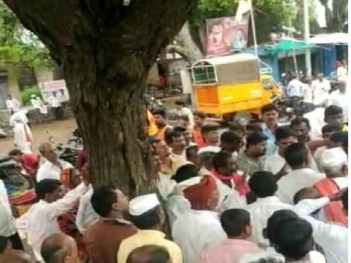 youths father tied to tree and beaten up case Update FIR Filled against 12 people in solapur सोलापूर प्रेमविवाहातून मुलाच्या वडिलांना झाडाला बांधून केलेल्या अमानुष मारहाण प्रकरणी 12 जणांवर गुन्हा दाखल