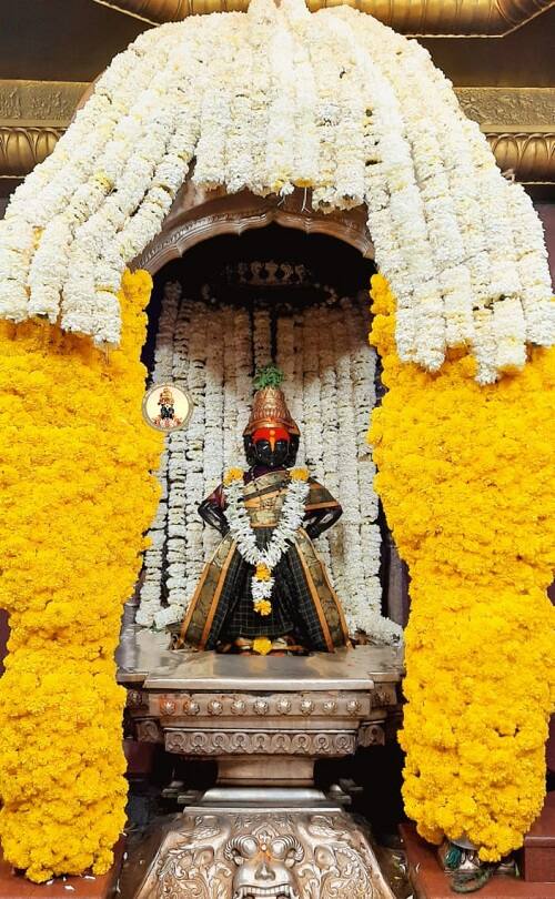  विठ्ठल मंदिरात मोगरा , झेंडू , जिलबी , अष्टर अशा स्थानिक फुलांनी मंदिर समितीकडून ही सजावट करण्यात आली आहे.