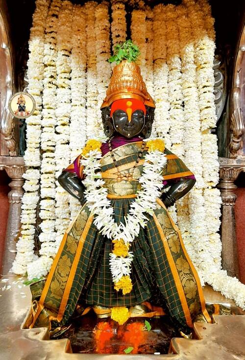 विठ्ठल रुक्मिणी गाभारा , चोखंबी व सोलाखांबीत ही आकर्षक फुल सजावट करण्यात आली आहे.
