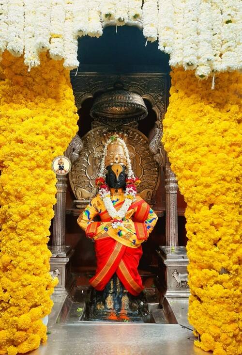  मंदिर या फुलांच्या सुगंधाने घमघमून गेले आहे . 