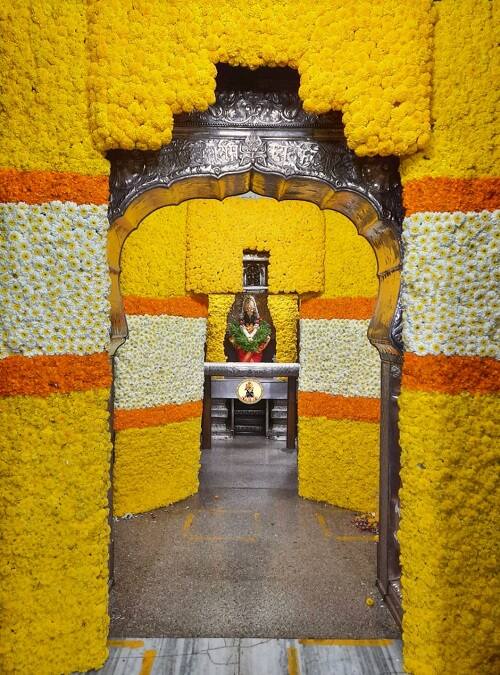 कृष्ण जन्माष्टमी निमित्त विठ्ठल मंदिराला रात्री आकर्षक फुलांची सजावट करण्यात आली.