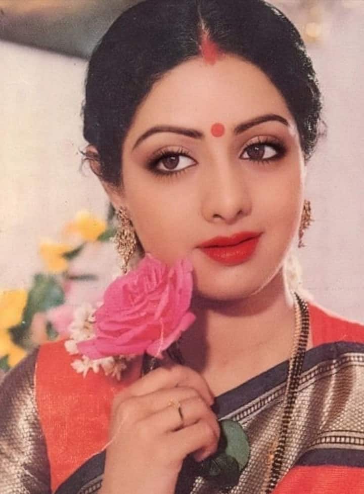 वयाच्या चौथ्या वर्षी थुनैवन या तामिळ चित्रपटातून बालकलाकार म्हणून सुरुवात. श्रीदेवी यांच्या नावाचा खरा गवगवा झाला तो 1983 साली प्रदर्शित झालेल्या हिम्मतवाला चित्रपटानं. 