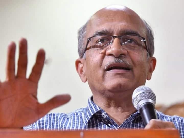 supreme court holds lawyer prashant bhushan guilty of contempt of court for his alleged weets on cji and courts सुप्रीम कोर्टाचा अवमान केल्याप्रकरणी प्रशांत भूषण दोषी; 20 ऑगस्टला शिक्षेची सुनावणी