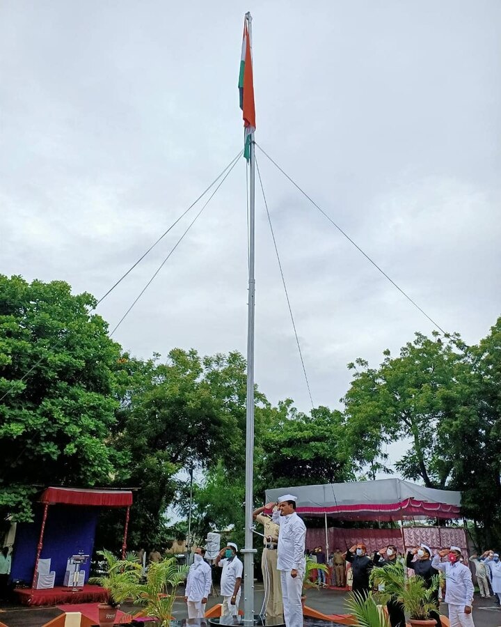 सोलापुरात पालकमंत्री दत्तात्रय भरणे यांच्या हस्ते जिल्हाधिकारी कार्यालय येथे स्वातंत्र्यदिनानिमित्त शासकीय ध्वजावंदनाचा कार्यक्रम उत्साहात पार पडला.