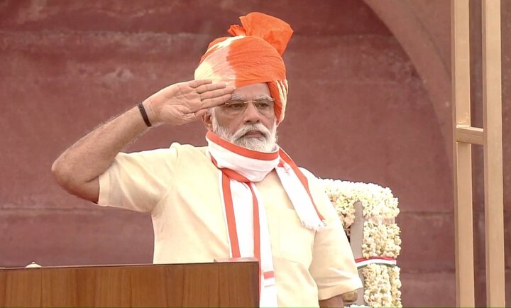 नरेंद्र मोदी यांनी पंतप्रधान म्हणून यंदा सलग सातव्यांदा लाल किल्ल्यावर ध्वजारोहण केलं