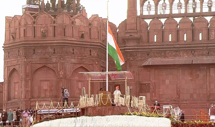 लाल किल्ल्यावरील यंदाच्या सोहळ्यात 800 ऐवजी 100 पाहुण्यांनाच निमंत्रण देण्यात आलं. तसंच शाळकरी मुलं, सर्वसामान्यांना सहभागी होण्याची परवानगी दिली नाही. याशिवास कोरोनाच्या पार्श्वभूमीवर सर्वांना मास्क घालणं आणि सोशल डिस्टन्स पाळणं बंधनकारक केलं..