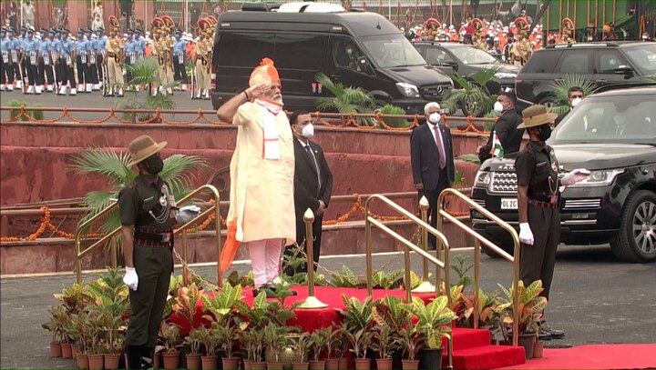 यानंतर लाल किल्ला परिसरात पोहोचल्यानंतर सैन्याकडून पंतप्रधान मोदींना 'गार्ड ऑफ ऑनर' देण्यात आला.