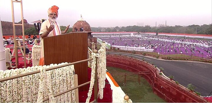 लाल किल्ल्यावरुन देशवासियांना संबोधताना मोदींनी सर्वात आधी कोरोना संकटात लढा देणाऱ्या कोरोना वॉरिअर्स नमन केलं.