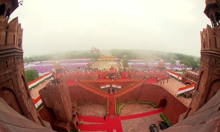 यंदा कोरोनामुळे सगळीकडे हा सोहळा अत्यंत साधेपणाने आणि सोशल डिस्टन्स राखत साजरा केला जात आहे.