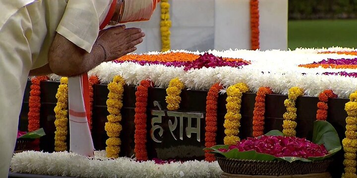 लाल किल्ल्यावरील स्वातंत्र्य दिनाच्या सोहळ्यापूर्वी पंतप्रधान नरेंद्र मोदी यांनी राजघाटावर राष्ट्रपिता महात्मा गांधी यांच्या स्मृतिंना आदरांजली वाहिली