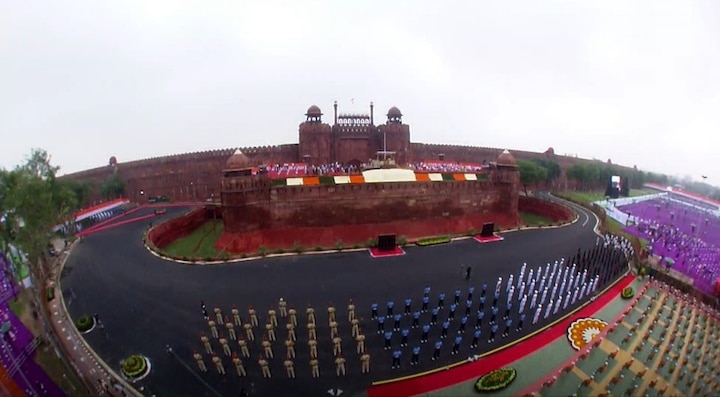 कोरोनाच्या पार्श्वभूमीवर लाल किल्ल्यावरील सोहळा देखील खबरदारी घेत साजरा झाला.