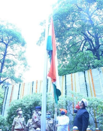  ठाणे जिल्हाधिकारी कार्यालय येथे पालकमंत्री एकनाथ शिंदे यांनी ध्वजारोहण करित ध्वजास वंदन केले. 