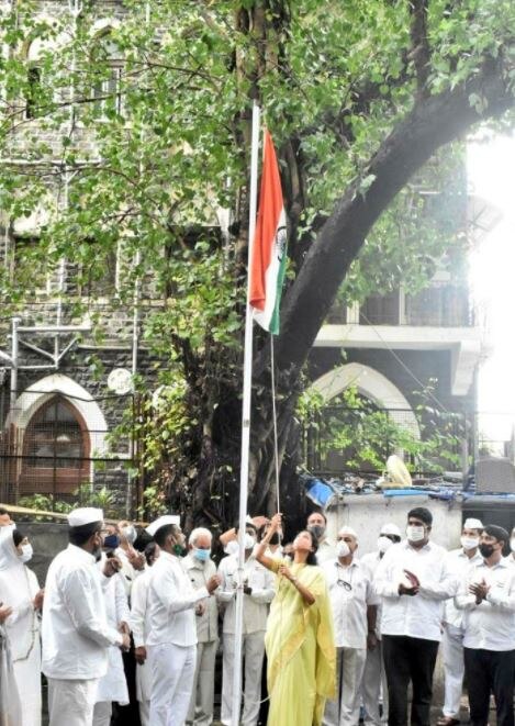 राष्ट्रवादीच्या कार्यालयात खासदार सुप्रिया सुळे यांनी ध्वजारोहण केलं