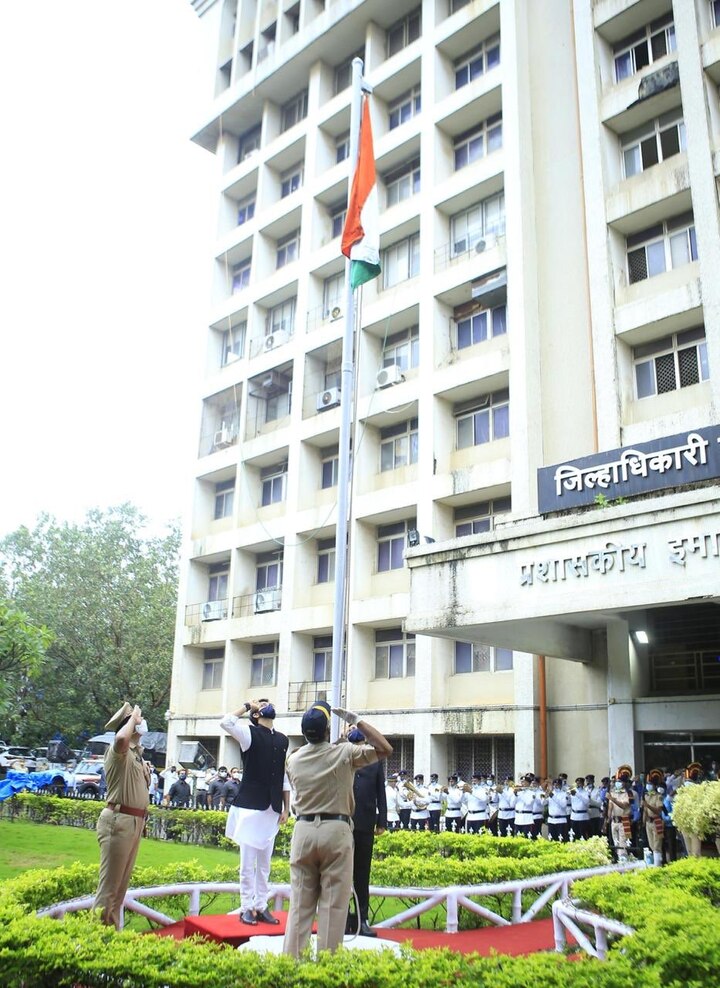 मंत्री आदित्य ठाकरे य़ांनी मुंबई जिल्हाधिकारी कार्यालयात ध्वजारोहण केलं