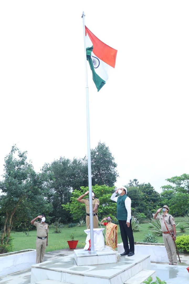 गृहमंत्री अनिल देशमुख यांनी गोंदिया जिल्हाधिकारी कार्यालयात ध्वजारोहण केलं
