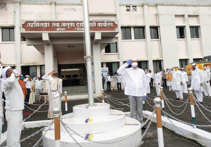 मंत्री दिलीप वळसे पाटील आंबेगाव तहसील कार्यालयात ध्वजारोहण केले