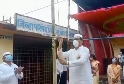 महसूल मंत्री बाळासाहेब थोरात यांनी संगमनेर येथील आदिवासी भागातील गिर्हेवाडी इथे झेंडावंदन केलं