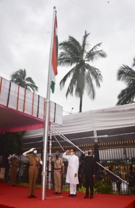 मंत्रालयात मुख्यमंत्री उद्धव ठाकरे यांनी ध्वजारोहण केलं