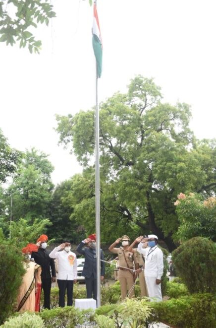 पालकमंत्री विश्वजित कदम यांनी भंडारा येथे ध्वजारोहण केले. 