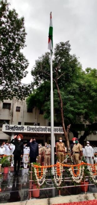 नांदेड जिल्हाधिकारी कार्यालयात जिल्ह्याचे पालकमंत्री तथा राज्याचे सार्वजनिक बांधकाम मंत्री अशोक चव्हाण यांच्या हस्ते ध्वजारोहण झाले.