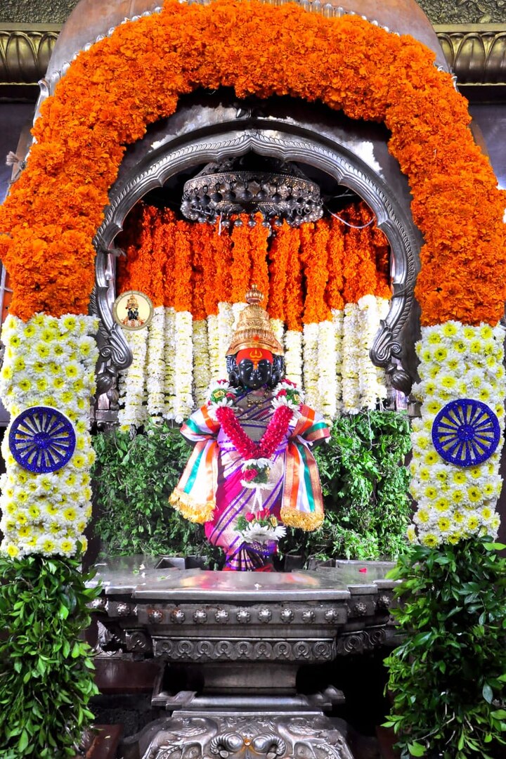 मंदिर समितीच्या वतीने रात्रभर जागून विठ्ठल व रुक्मिणी गाभाऱ्यात तीन रंगी फुले वापरात ही सजावट केली आहे.