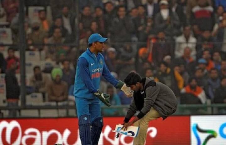 2013 साली धोनीच्या शिरपेचात आणखी एक मानाचा तुरा खोवला गेला. इंग्लंडमधल्या चॅम्पियन्स ट्रॉफी स्पर्धेत भारतानं विजेतेपदाचा मान मिळवला. आणि आयसीसीच्या तीनही मानाच्या स्पर्धा जिंकून देणारा धोनी हा भारताचा एकमेव कर्णधार ठरला.