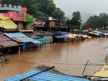 पर्लकोटा नदीला पूर, भामरागडमध्ये पाणी शिरलं, मध्यरात्री नागरिकांची धावपळ