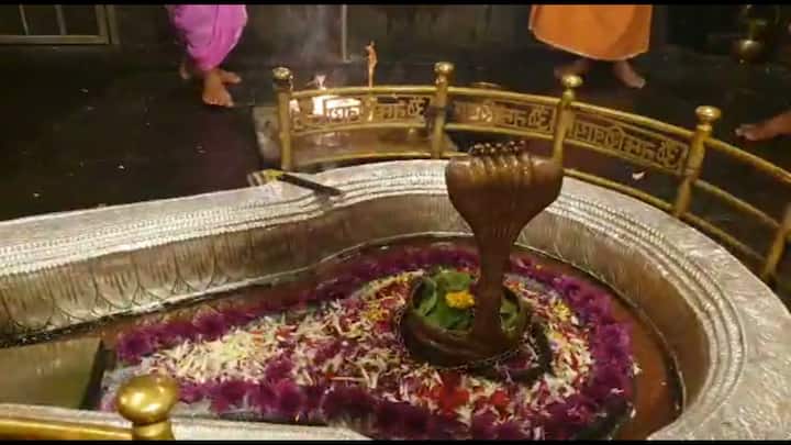 श्रावण महिन्यातील आज शेवटचा सोमवार असून कोरोना संकटामुळे सर्व धार्मिक स्थळं बंद ठेवण्यात आली आहेत. 