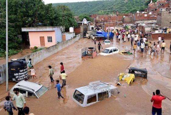 पुरस्थितीमुळे शहरात झालेल्या भूस्खलनामुळे शहरात मातीचे ढिगारे पसरले आहेत. मातीच्या ढिगाऱ्यांखालून अनेक गाड्या बाहेर काढण्यात येत आहेत. 