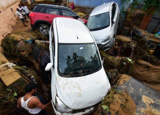 सिविल डिफेंस आणि एसजीआरएफची 30 व्हॉलेंटियर्सची टीम मातीच्या खाली गाडली गेलेली वाहनं आणि मृतदेह काढण्याचं काम करत आहेत. 