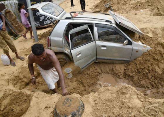 पावसाचा जोर एवढा होता की, घराबाहेर पार्किंगमध्ये उभी असलेली वाहनंही लोक सुरक्षित स्थळी पोहोचवू शकले नाहीत. 