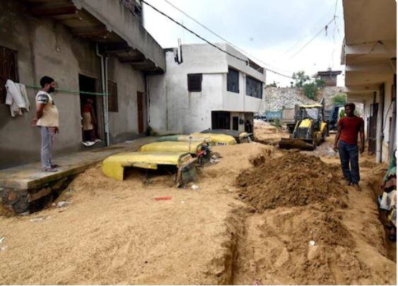 मुसळधार पावसामुळे डोंगरांवरून वाहून आलेल्या मातीचे शहरातील रस्त्यांवर ढिगारे जमा झाले. 