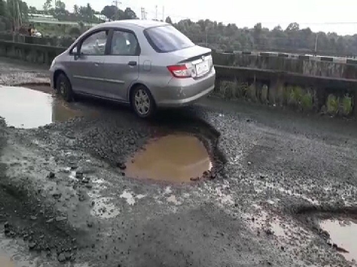large scale Pothole on Wada-Bhiwandi highway वाडा-भिवंडी महामार्गाची खड्ड्यांमुळे चाळण; वाहन चालकांचा जीवघेणा प्रवास