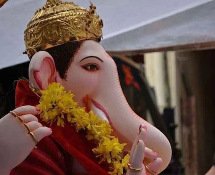 गोवा, कोलकाता येथूनही या मूर्तींच्या ऑर्डर येत आहेत. ऑनलाईनही मूर्ती बूक केल्या जात आहेत. मूर्तीत सेंसर शिवाय विद्यूत रोषणाईदेखील करण्यात आली आहे. जी रिमोटने ऑपरेट केली जाते.