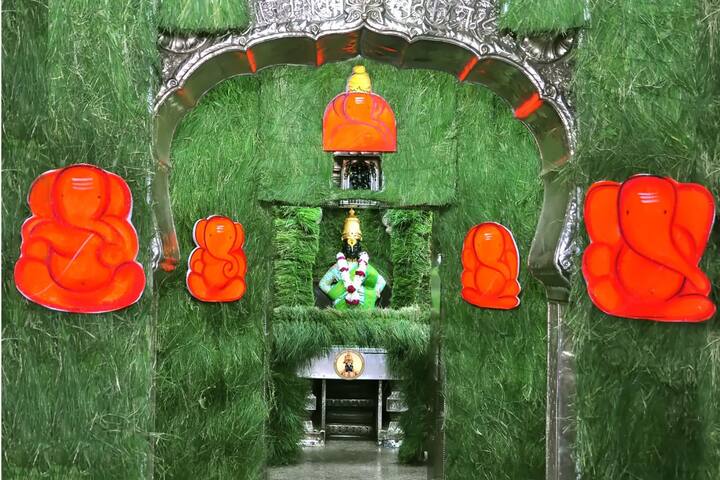 गणराजचे आगमन होत असताना बाप्पाचे अनोखे स्वागत विठ्ठल रुक्मिणी मंदिर समितीच्या वतीने करण्यात आले आहे.