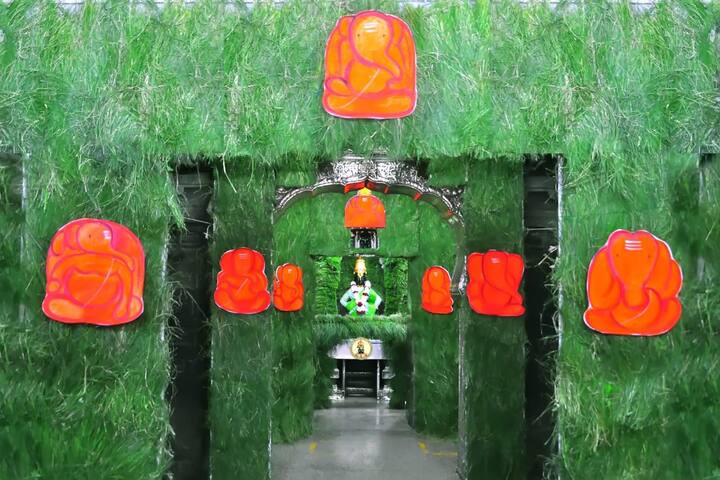 गणेश चतुर्थी निमित्त मंदिर समितीच्या वतीने विठ्ठल गाभारा, चौखांबी, सोळखांबी व रुक्मिणी मातेच्या गाभाऱ्यात बाप्पाला प्रिय असणाऱ्या दुर्वांची आकर्षक पद्धतीने आरास केली आहे.