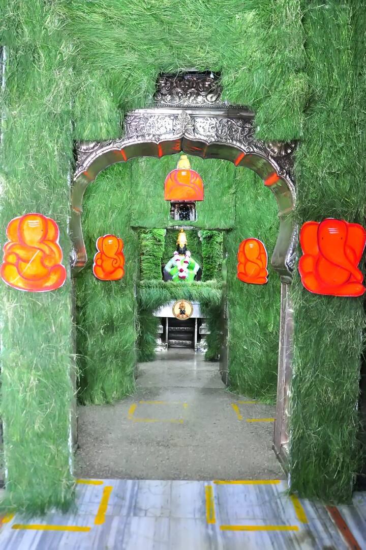 यामध्ये अष्टविनायक प्रतिमा बसवल्याने विठ्ठल गाभाऱ्यात अष्टविनायक अवतरल्याचा सुंदर आभास तयार झाला आहे.