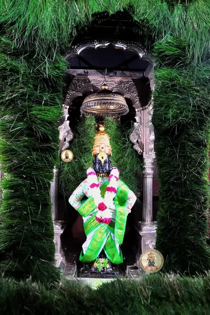 यातच देवालाही पोपटी रंगाची अंगी, धोतर व उपरणे घातले आहे.