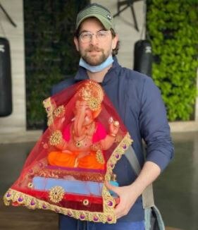 बॉलिवूड अभिनेता नील नितीन मुकेशच्या घरीही गणरायाचं आगमन झालं. 