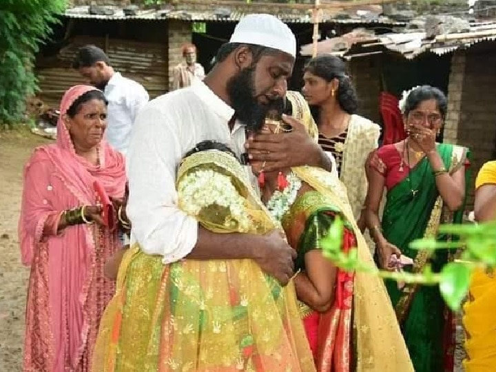 Kanyadan of Hindu girls from Muslim mama In Ahemednagar Bodhegoan Photos viral सलाम... धर्माच्या पलीकडचं नातं, मुस्लिम मामाकडून हिंदू मुलींचे कन्यादान