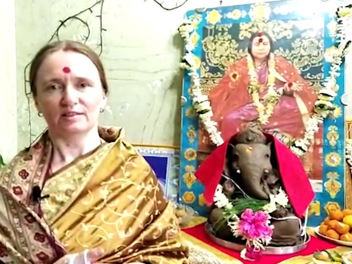 Russian woman Installation of Ganesha idol from 28 years in jejuri pune जेजुरीतील रशियन महिला करतेय गेल्या 28 वर्षांपासून गणरायाची प्रतिष्ठापणा