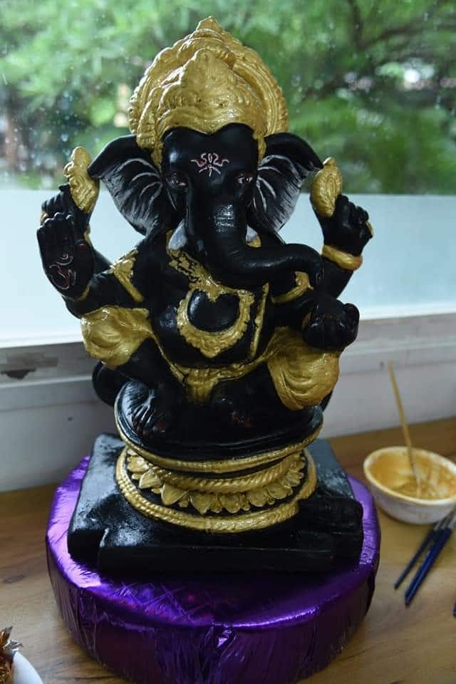तयार झालेला चॉकलेटचा बाप्पा