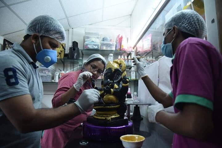 गणपती घडवताना राधिका छटवाल आणि सहकारी